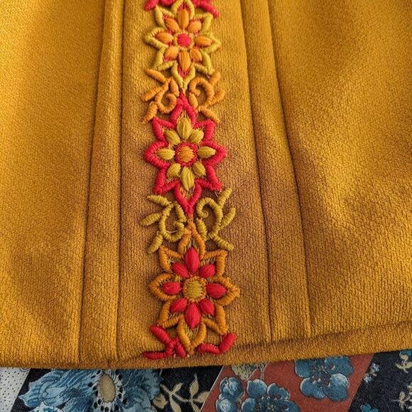 60's yellow Beautiful embroidered bark cloth dress - Picture 7 of 9